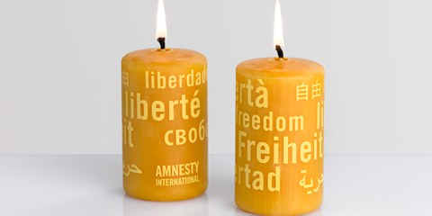 Vente de bougies Amnesty au Marché Solidaire.