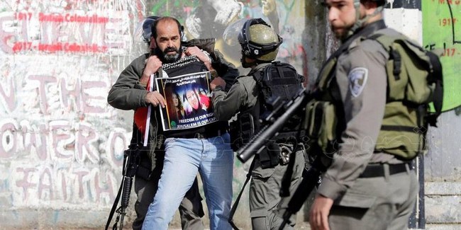 Munther Amira, responsable du Comité de coordination de la lutte populaire, est arrêté par la police des frontières israélienne lors d'une action de protestation. © Comité de coordination de la lutte populaire