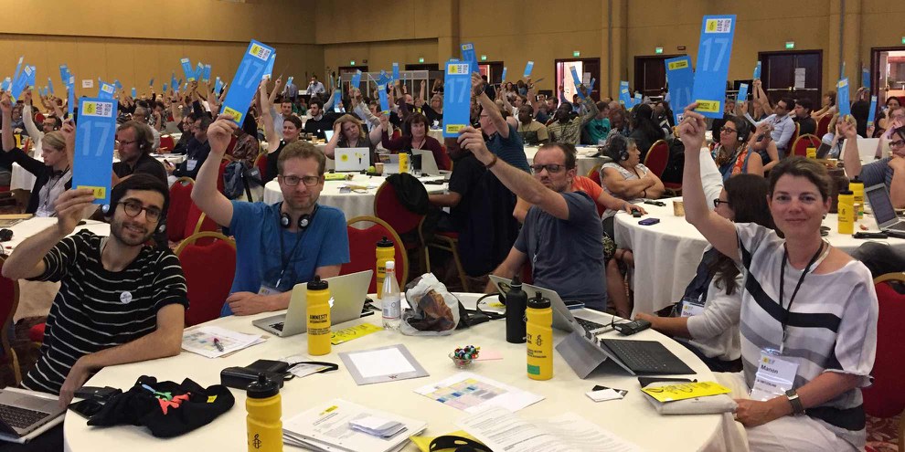 La délégation suisse lors d'une votation au Conseil international 2017, qui s'est déroulé à Rome. © Amnesty International