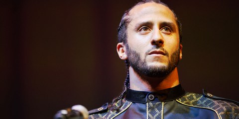 Colin Kaepernick, 30 ans, lors d'une cérémonie organisée le 21 avril à Amsterdam. © Jordi Huisman, Amnesty International