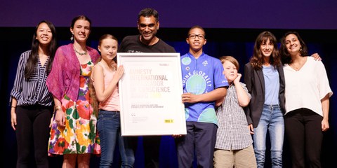 Greta Thunberg et le secrétaire général d'Amnesty International Kumi Naidoo avec les militants de Fridays For Future à la remise des prix. © AI