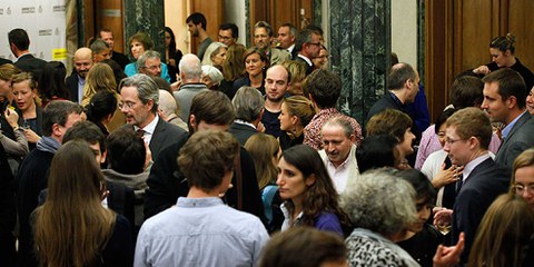Près de 250 personnes sont venues assister à l'inauguration des nouveaux locaux d'Amnesty à Genève en présence du Secrétaire général, Salil Shetty. | © Samuel Fromhold