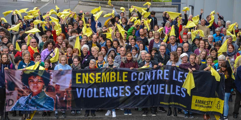 Les militant·e·s ont célébré le lancement de la campagne «Agir contre la violence sexuelle faite aux femmes» lors d'une action photo © Philippe Lionnet