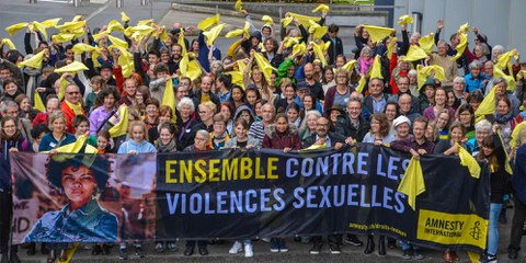 Les militant·e·s ont célébré le lancement de la campagne «Agir contre la violence sexuelle faite aux femmes» lors d'une action photo © Philippe Lionnet