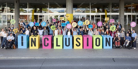 Les membres d'Amnesty Suisse ont voté pour la protection des personnes à Gaza, et pour un soutien actif à l'Initiative pour l'inclusion en Suisse.  © jakobineichen.ch