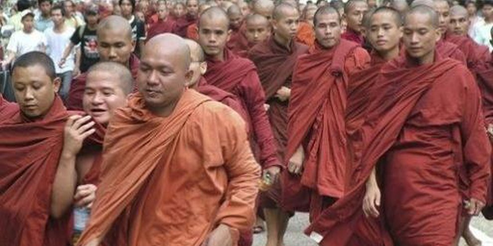 En septembre, des dizaines de milliers de moines et de civil·e·s ont manifestés dans les rues de Yangon (ex-Rangoon). © AP/PA Photos
