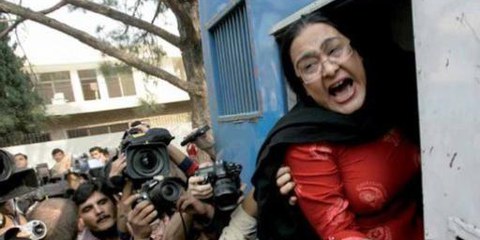Une sympathisante de Benazir Bhutto est emmenée par la police pakistanaise lors d'une manifestation © Wally Santana AP/PA Photo