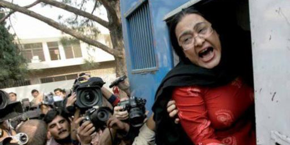 Une sympathisante de Benazir Bhutto est emmenée par la police pakistanaise lors d'une manifestation © Wally Santana AP/PA Photo
