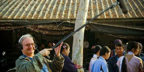 Le réalisateur Claude Schauli, lors du tournage de son documentaire à la frontière entre Birmanie et Thaïlande. © Marius Danci