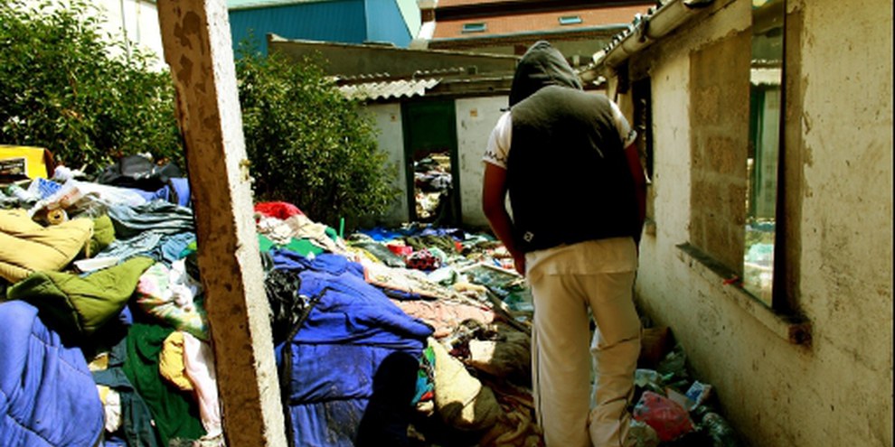 La «Maison d’Afrique» accueille des dizaines de migrants érythréens qui attendent dans des conditions sordides leur passage pour l’Angleterre. © Graeme Robertson/Guardian News & Media Ltd 2009.