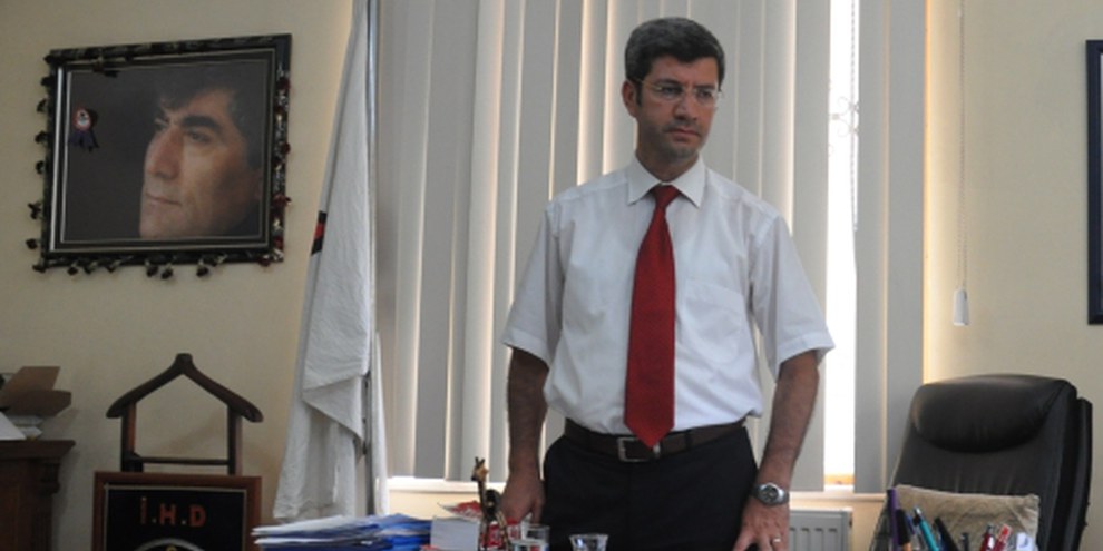 Muharrem Erbey, président de la branche de Diyarbakir de l'Association turque des droits humains, a été arrêté fin décembre 2009 et les ordinateurs de l'association ont été confisqués. © DR