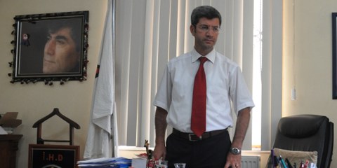Muharrem Erbey, président de la branche de Diyarbakir de l'Association turque des droits humains, a été arrêté fin décembre 2009 et les ordinateurs de l'association ont été confisqués. © DR