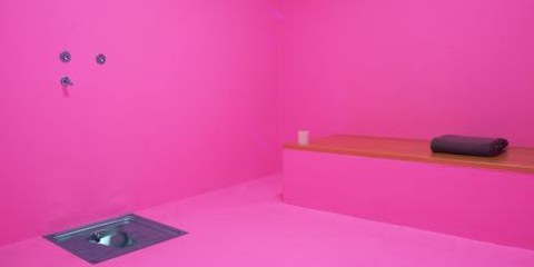 Le poste de police de Bienne a peint quatre cellules en rose. Elles accueillent les personnes en détention préventive. © Fabrice Praz