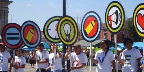Des jeunes manifestent contre l'impunité devant le palais présidentiel à Guatemala, juin 2009. © Centro de Accion Legal en Derechos Humanos (CALDH) Guatemala 
