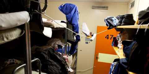Les résident•e•s des foyers d’aide d’urgence, ici à Zurich, s’entassent dans des chambres minuscules ou des dortoirs. © Jacek Pulawski