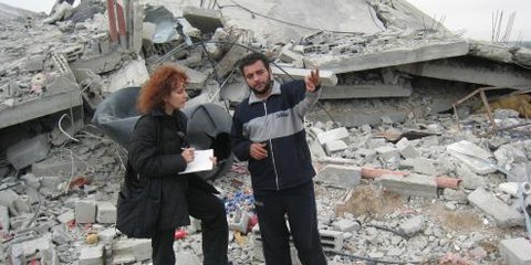 Donatella rovera en mission à  Gaza en 2009, en train de recueillir 
le témoignage d’un homme dont la maison à été détruite et les 
enfants tués par les forces armées israéliennes. © AI
