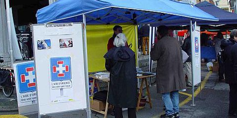 Groupe de Vevey: stand à la place du Marché en 2011 sur le thème de l’aide d’urgence. © Anita Schmid