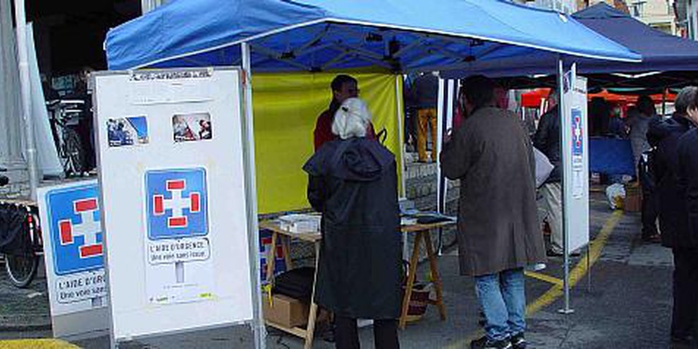 Groupe de Vevey: stand à la place du Marché en 2011 sur le thème de l’aide d’urgence. © Anita Schmid