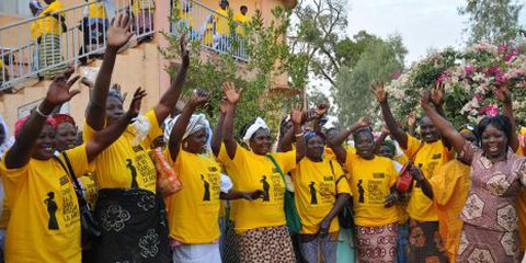 Une caravane organisée par Amnesty Burkina Faso et des organisations locales a sillonné pendant un mois en 2010 les routes du pays pour pousser les femmes à revendiquer leur droit à la santé. © AI