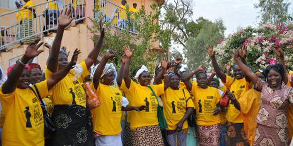 Une caravane organisée par Amnesty Burkina Faso et des organisations locales a sillonné pendant un mois en 2010 les routes du pays pour pousser les femmes à revendiquer leur droit à la santé. © AI