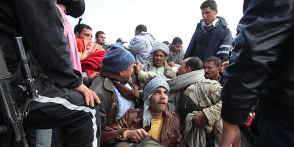 Des milliers de migrant•e•s fuyant les violences en Libye s’entassent à la frontière avec la Tunisie (mars 2011). Selon l’OIM, il y aurait près de 1,5 million d’immigrés irréguliers en Libye. © UNHCR/A.Duclos