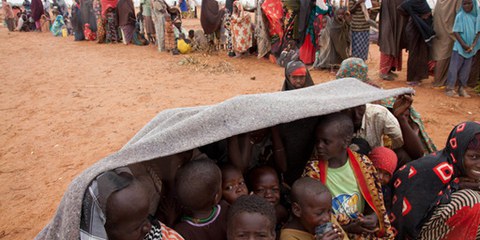 Devant le camp de Dadaab, sous la pluie. L’arrivée dans les camps permet aux réfugié·e·s d’accéder aux soins et à la nourriture. Mais l’attente est souvent interminable. © Brendan Banon