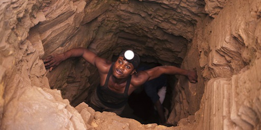 Un mineur sort d’un trou de trente mètres de profondeur à la seule force de ses bras, dans une mine artisanale du Sud de la RDC. © Action de Carême/Meindrad Schade 2011