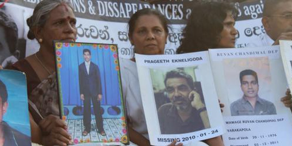 Au centre, la femme du journaliste et dessinateur de presse sri-lankais Prageeth Eknaligoda, qui a disparu depuis janvier 2010. © Vikalpasl
