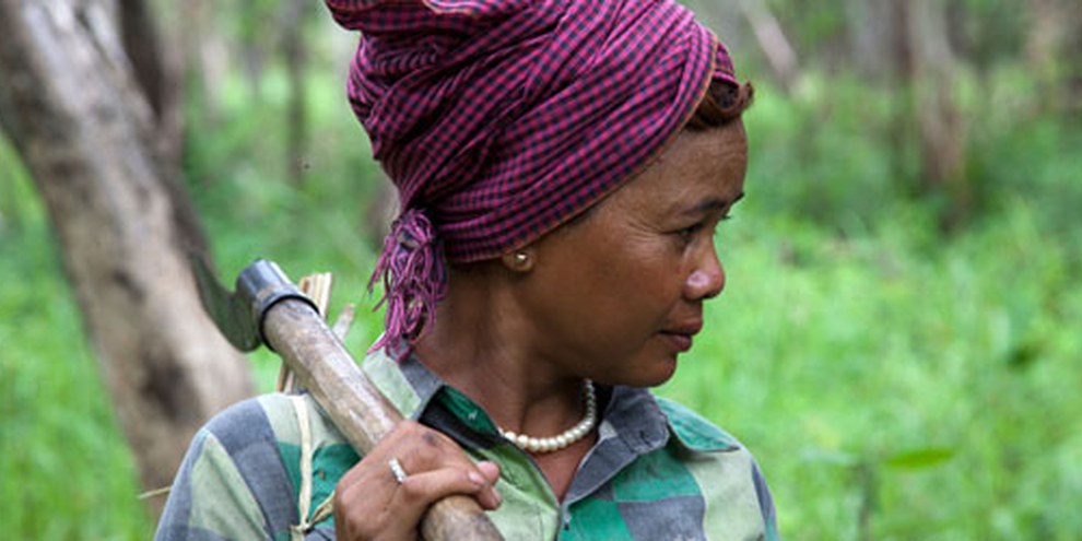 Mère de famille cambodgienne de trente-huit ans, Phouk Hong vit dans une forêt menacée par des projets agro-industriels. Elle risque de perdre ses moyens de subsistance et d’être expulsée de force. © AI