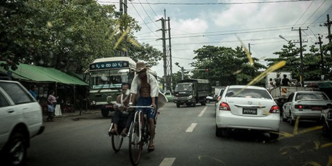 Yangon. L’abolition des taxes sur les véhicules a engendré une augmentation notable du trafic. © Matthieu Zellweger