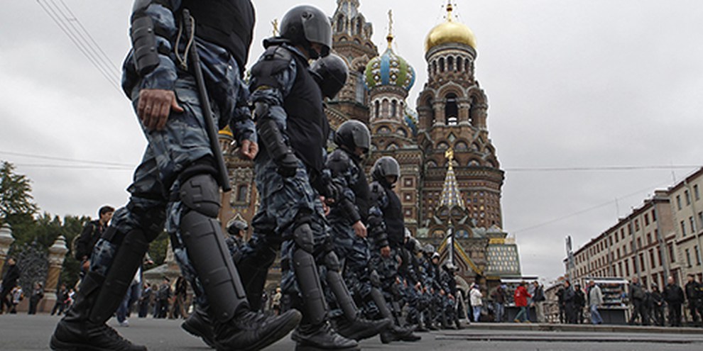 Dans la Russie de Vladimir Poutine, manifester pacifiquement peut mener en prison. ©  AI