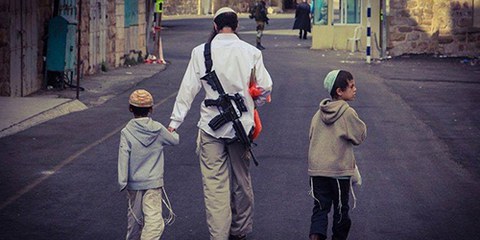 Un colon et ses enfants dans une rue d’Hébron interdite aux Palestinien·ne·s. © Dominik Wach