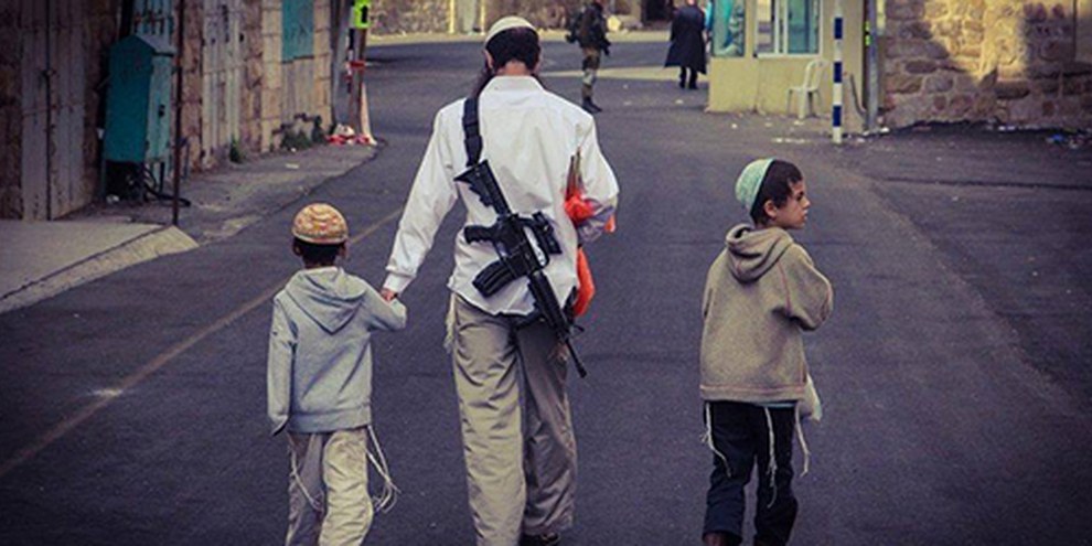 Un colon et ses enfants dans une rue d’Hébron interdite aux Palestinien·ne·s. © Dominik Wach