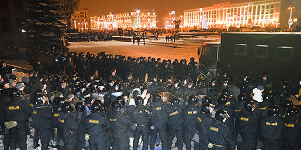 «Le 19 décembre 2010, jour de l'élection présidentielle, la clique au pouvoir a paniqué: le régime a falsifié les votes, matraqué les manifestants et emprisonné les porte-paroles de l'opposition.» © AI / Leonid Varlamov