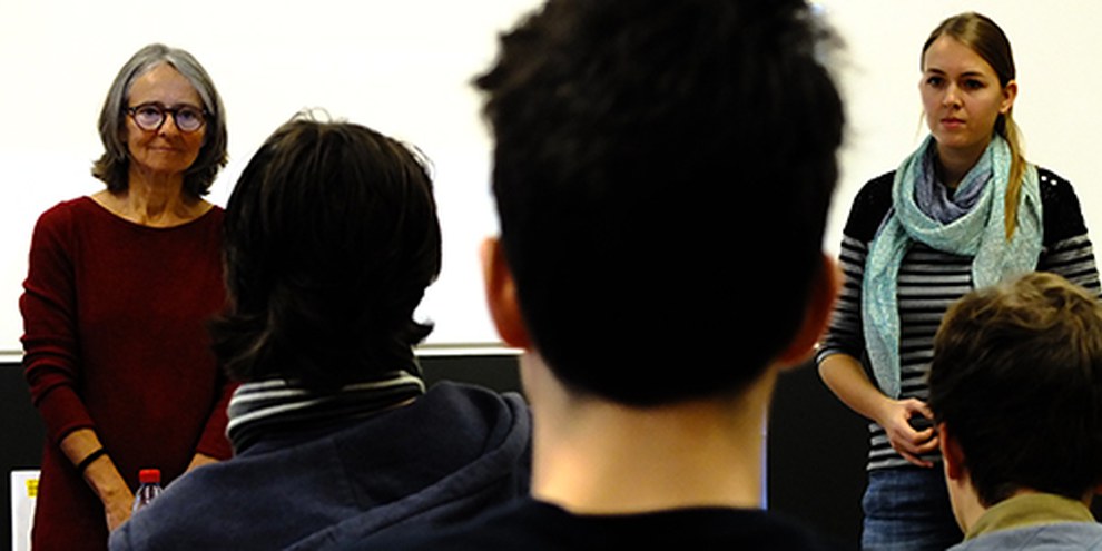 Les bénévoles font le déplacement dans les nombreuses classes de gymnasien·ne·s pour un cours d'éducation aux droits humains. © Jean-Marie Banderet