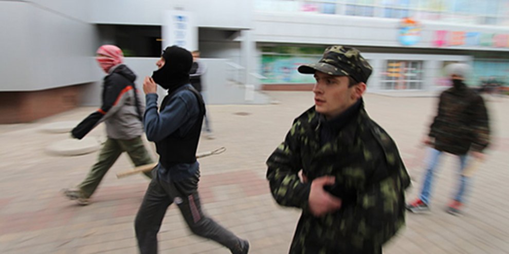 Donetsk, capitale du Donbass, Ukraine de l’Est. Des séparatistes pro-russes armés de barres de fer se sont rués sur le petit millier de personnes défilant dans la rue pour afficher leur désir d’unité du pays. © Emmanuel Grynszpan