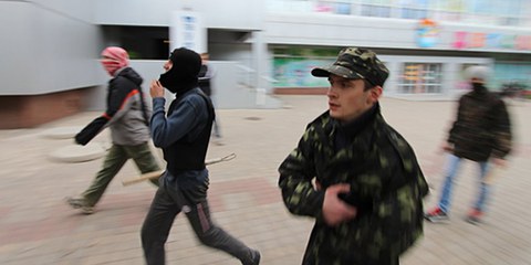 Donetsk, capitale du Donbass, Ukraine de l’Est. Des séparatistes pro-russes armés de barres de fer se sont rués sur le petit millier de personnes défilant dans la rue pour afficher leur désir d’unité du pays. © Emmanuel Grynszpan
