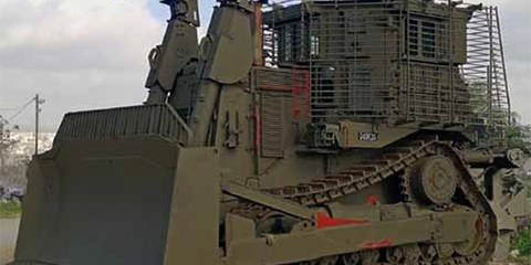 Les bulldozers D9 produits par Caterpillar pèsent 64 tonnes et mesurent plus de quatre mètres de haut et huit de long. A leur arrivée, Israel Military Industries Ltd, une entreprise d’Etat, leur ajoute un blindage. © CreativeCommons / Matt Knight