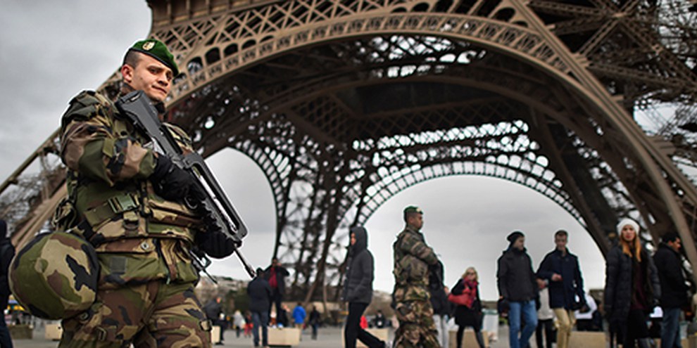Le gouvernement français a misé sur un renforcement de la sécurité au lendemain des attentats de Paris. Au risque de violer la liberté d’expression qu’il affirme vouloir défendre. © Jeff J Mitchell/Getty Images