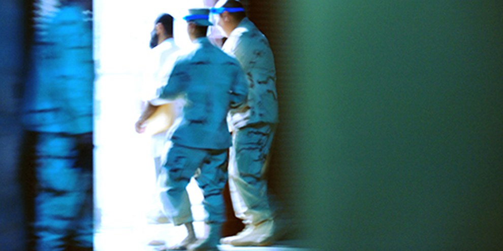 Même lorsqu’elle reçoit la presse, l’administration américaine entoure la prison de Guantánamo d’un grand secret. Il n’est pas permis de prendre des images montrant les visages de prisonniers ou de gardien·ne·s. © US DoD
