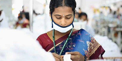La marque suisse est attentive aux conditions de travail dans lesquelles oeuvrent ses fournisseurs, ici en Inde. © Switcher