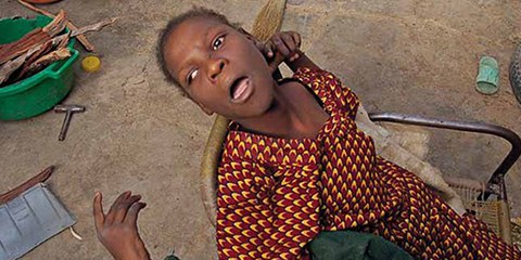 Fiddausi Abdullahi Madaki, une jeune Nigériane de 13 ans, fait partie des personnes sur lesquelles Pfizer a testé son médicament lors de l’épidémie de méningite qui a ravagé la province de Kano en 1996. © RENTERS / Mike Oboh