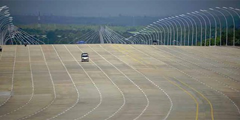 Les routes à dix-huit voies qui traversent le quartier présidentiel de la nouvelle capitale Naypyidaw témoignent de l’ambition du Myanmar. © DR