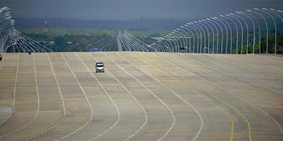 Les routes à dix-huit voies qui traversent le quartier présidentiel de la nouvelle capitale Naypyidaw témoignent de l’ambition du Myanmar. © DR