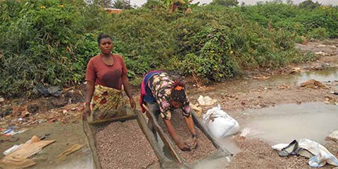 D’après le texte de l’initiative, les entreprises qui importent de l’or devront s’assurer que son extraction, comme ici dans le bassin du Katanga en République démocratique du Congo, se fait dans le respect de l’environnement et des droits des mineurs. © AI