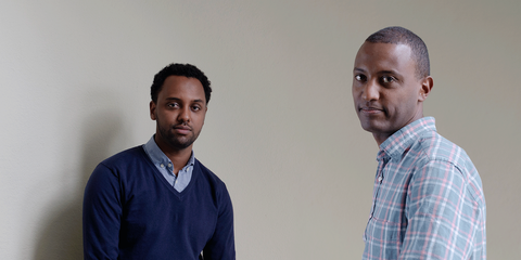 Medhanie Kidane (à gauche) et Filmon Abraha (à droite) ont fui l’Erythrée. Ils s’engagent aujourd’hui en Suisse pour dénoncer les exactions du régime d’Asmara. © Benoît Jeannet