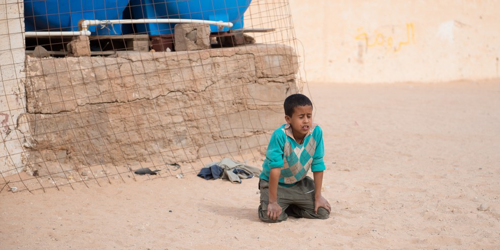 La grande majorité des Sahraoui·e·s né·e·s dans les camps depuis 1975 y vivent toujours. Ici, un garçon dans le camp de Boujdour. © Benjamin Visinand