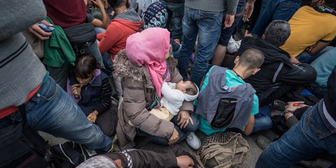 Durant leurs parcours migratoires, les femmes réfugiées sont souvent exposées à des agressions physiques ou à des harcèlements sexuels. Ici une femme à Presevo, en Serbie.© Giles Clarke