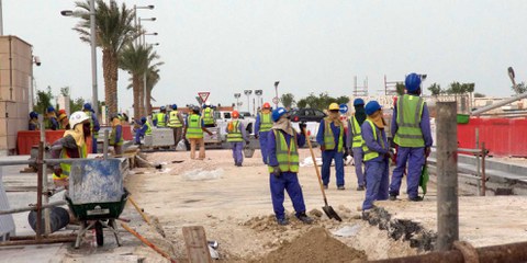 Les travailleurs migrants, notamment ceux qui construisent les stades et les infrastructures pour la Coupe du monde de football, sont exposés au danger du travail forcé. © Amnesty International
