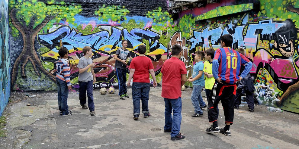 Le football rassemble des jeunes d’origines qui apprennent à respecter les différences sur le terrain. © Picture Alliance
